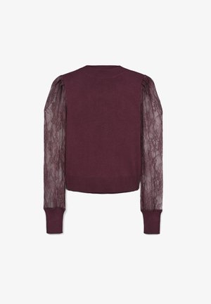 Maglione borgogna con corpo in maglia solida e maniche in pizzo trasparente. Orlo e polsini a coste. Il pizzo presenta un motivo floreale, aggiungendo texture e dettaglio.