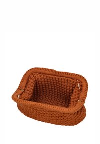 Téglav�örös téglalap alakú fonott kosár vastag, puha anyagból, texturált felülettel és masszív szélekkel, ezüst színű díszítésekkel.