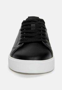 Baskets en cuir noir avec une finition lisse, des lacets ton sur ton et une semelle en caoutchouc blanc au design arrondi et minimaliste.