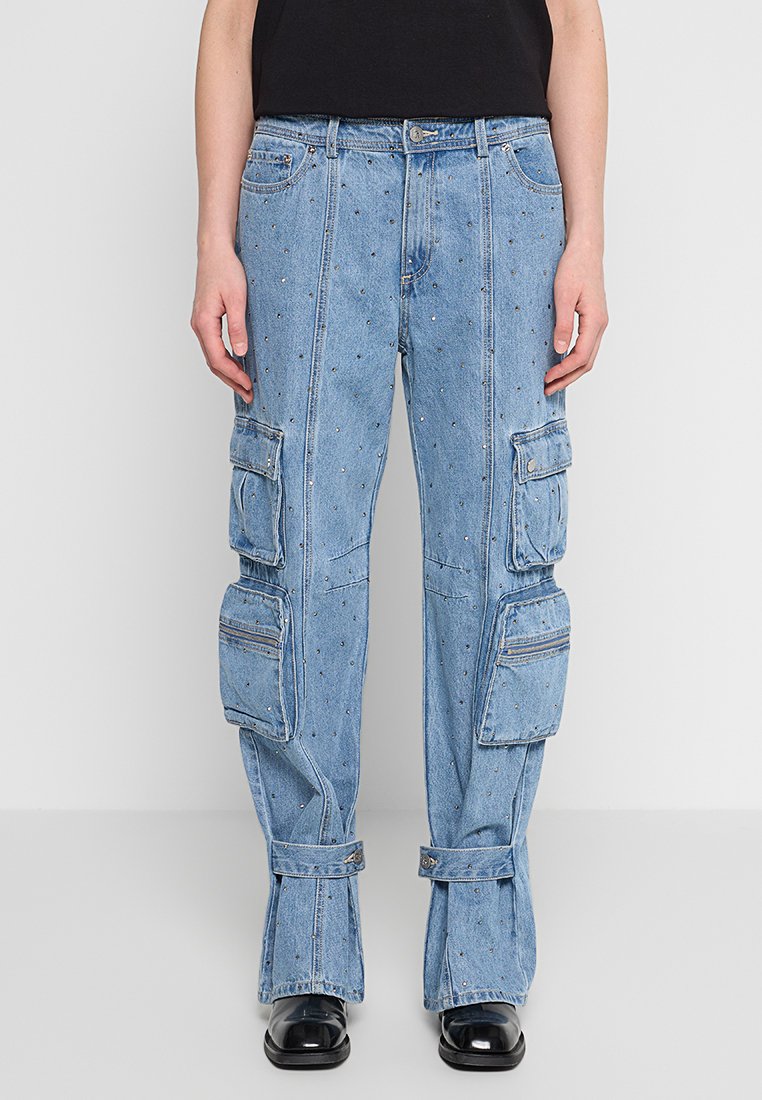 Hellblaue Denim-Cargohosen mit mehreren Seitentaschen, verziert mit kleinen Strasssteinen und mit Kordelzügen an den Säumen.