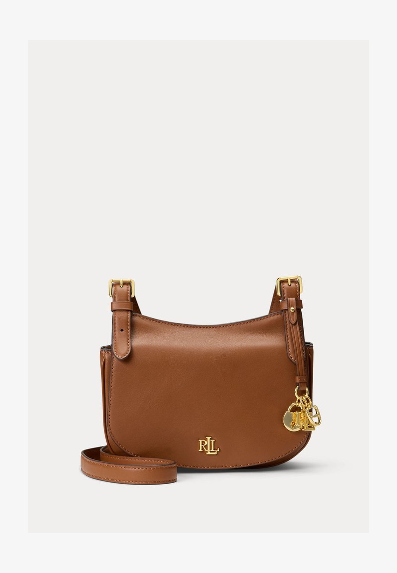 Καφέ δερμάτινη τσάντα χιαστί με ρυθμιζόμενους ιμάντες, χρυσό λογότυπο "RLL" και κρεμαστά χρυσά διακοσμητικά μπρελόκ σε ανοιχτό φόντο.