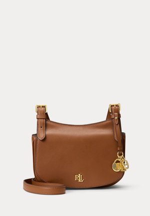 Geantă maro din piele cu curele reglabile, logo auriu "RLL" și brelocuri aurii atârnând, pe un fundal deschis.