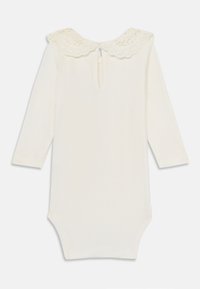 Bodysuit blanc à manches longues avec un col en dentelle, une ouverture en forme de clé au dos et un tissu texturé. Matériau doux et léger.