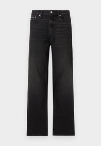 Μαύρα τζιν με ευθεία γραμμή, σχεδίαση πέντε τσεπών, θηλιές για ζώνη και κλείσιμο με κουμπί, παρουσιασμένα σε λευκό φόντο.