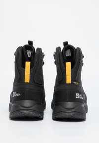 Schwarze High-Top-Wanderstiefel mit strukturiertem Stoff, gelben Akzenten und grauen Sohlen. Mit Logo und Zuglasche für einfaches Anziehen.