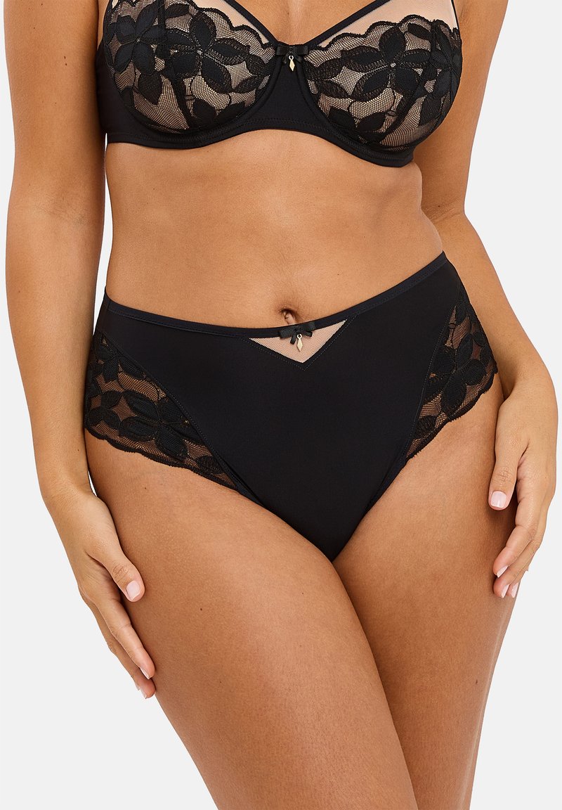 Ensemble de lingerie noire comprenant un soutien-gorge balconnet avec des détails en dentelle transparente et un culotte haute assortie. Motif floral texturé, accents élégants.