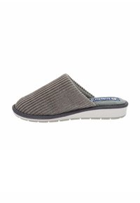 Zapatillas de terciopelo gris con punta redondeada, textura acanalada y suela de goma blanca. Vista lateral que muestra el diseño abierto y el interior suave.