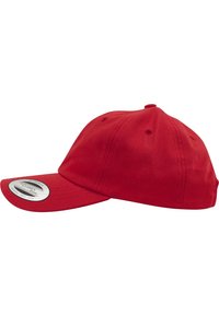 Rode baseballpet met een gestructureerd ontwerp, een gebogen klep en een nauwsluitende achterkant. Gemaakt van gladde stof met zichtbare stikdetails.
