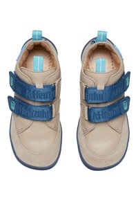 Beige Leder- und Wildlederschuhe mit blauen Trägern und Akzenten. Runder Zehenbereich, strukturierte Oberfläche, ausgestattet mit zwei verstellbaren Klettverschlüssen.