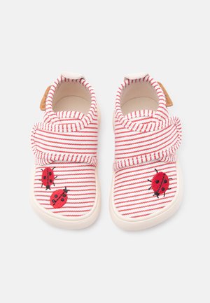 Červenobílé pruhované boty pro batolata s pásky na suchý zip a vyšívanými červenými beruškami na přední straně. Měkké podrážky a béžové vnitřní podšívání.