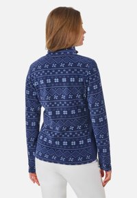 Granatowy polarowy sweter z białymi geometrycznymi wzorami i płatkami śniegu, wysoki kołnierz i długie rękawy. Miękka tekstura i dopasowany krój.