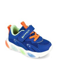 Zapatilla de deporte infantil en azul y naranja con correa de Velcro, cordones naranjas, forro interior verde y acentos de suela translúcida multicolor.