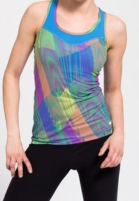 Camiseta deportiva multicolor con una textura similar a una malla, detalles en azul y un patrón geométrico en tonos de verde, rosa y naranja.