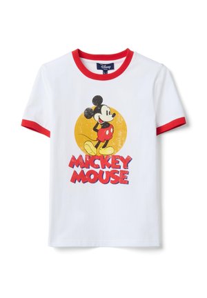 Wit T-shirt met rode kraag en mouwranden, met een vintage stijl Mickey Mouse afbeelding en rode tekst "Mickey Mouse" hieronder aan de voorkant.