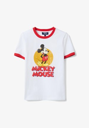 Wit T-shirt met rode kraag en mouwranden, met een vintage stijl Mickey Mouse afbeelding en rode tekst "Mickey Mouse" hieronder aan de voorkant.