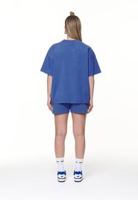 Pegador BRACY - T-shirts - washed true blue/white