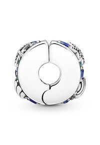 Prstan s poliranim srebrnim odtenkom, ima okroglo zasnovo, okrašen z modrimi in prozornimi dragulji ob robovih ter s središnjim odprtjem.