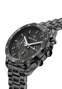 Schwarze Chronographuhr mit Armband aus Edelstahl, strukturiertem schwarzen Zifferblatt, weißen Stundenmarkierungen und drei Hilfsziffern für zusätzliche Funktionen.