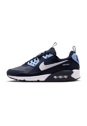 Schwarzer und hellblauer Nike Air Max Sneaker mit weißem Swoosh-Logo und sichtbarer Luftpolstersohle, von der Außenseite auf weißem Hintergrund gezeigt.