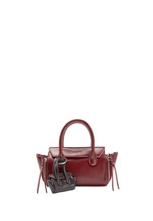 Mała bordowa skórzana torebka z górnymi uchwytami oraz miniaturowa czarna skórzana torebka w formie breloczka przymocowana z przodu.