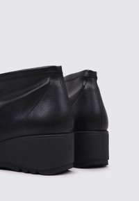 Sandra Fontán VELASCO - Wedge Ankle Boots - black
