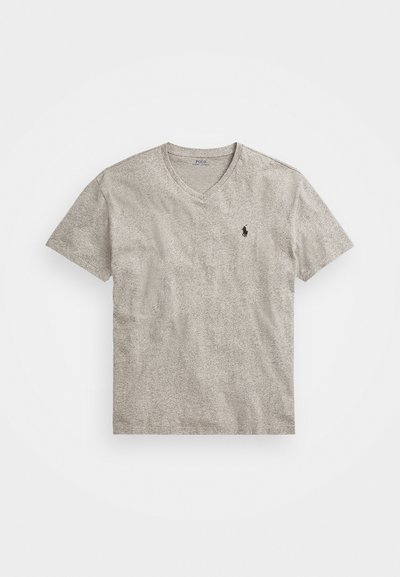 T-shirt gris clair en V, fabriqué à partir d'un tissu doux et texturé. Présente un petit logo noir sur le côté gauche de la poitrine et des manches courtes.