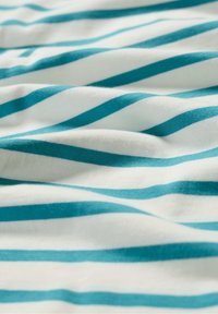 Tejido de algodón a rayas que presenta líneas horizontales alternas en blanco y turquesa, con una textura suave y pliegues y arrugas notables.