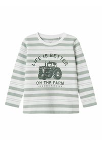 Pasiasta, długi rękaw koszula w jasnym zielonym i białym kolorze, z grafiką ciągnika i tekstem "ŻYCIE JEST LEPSZE NA FARMIE." Materiał bawełniany.
