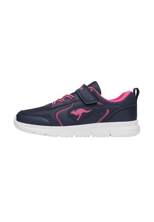 Marineblaue Sportschuhe mit pinken Akzenten, Obermaterial aus Netz- und Synthetikmaterial, verstellbarer Riemen, runde Zehenform und weiße Laufsohle für besseren Halt.
