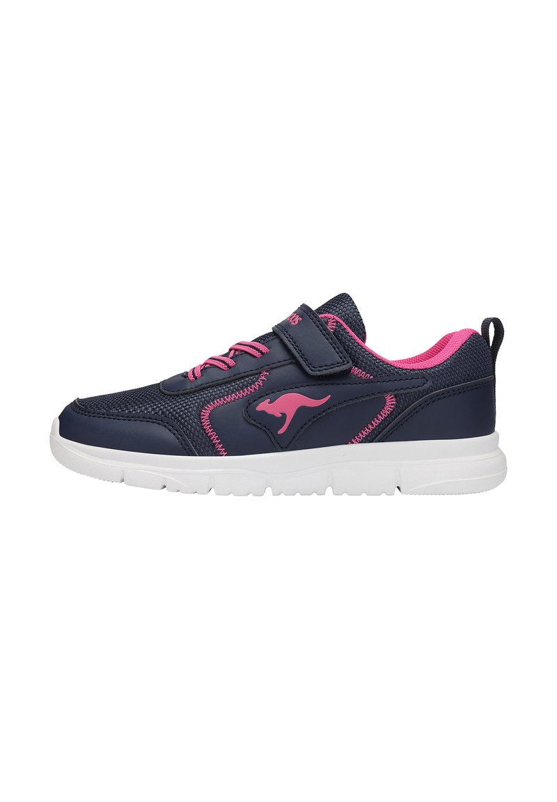 Marineblaue Sportschuhe mit pinken Akzenten, Obermaterial aus Netz- und Synthetikmaterial, verstellbarer Riemen, runde Zehenform und weiße Laufsohle für besseren Halt.