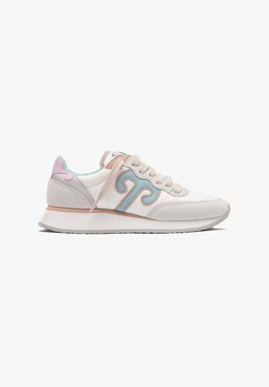 Sneaker bianca con accenti azzurri e rosa, lacci beige e suola bianca spessa, mostrata di lato su sfondo bianco.