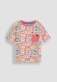 Trumpas rankovėmis marškinėliai rožinėje spalvoje su spalvingu, raštuotu spaudiniu, kuriame pavaizduoti gyvūnai ir augalai. Papildytas mažuoju krūtinės kišenėle. Pagaminta iš medvilnės.