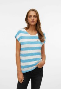 Striped t-shirt in blue and white, short sleeves, round neckline, relaxed fit, lightweight fabric, displayed on a model with dark jeans.