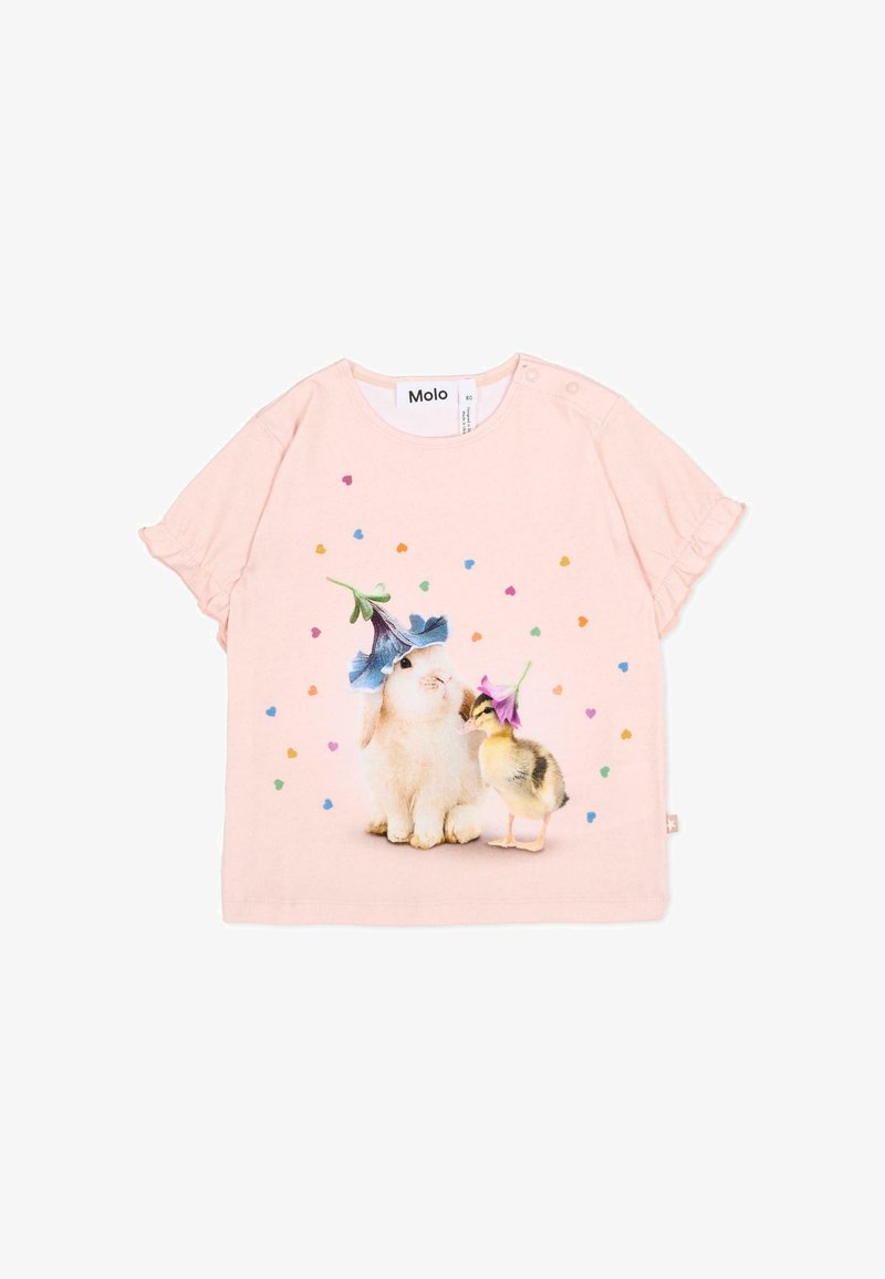 Roze katoenen T-shirt met een afbeelding van een konijn en kuiken, versierd met bloemenhoedjes en kleine kleurrijke hartjespatronen. Korte gerimpelde mouwen.