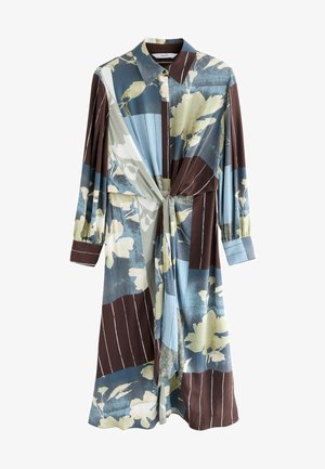 Lillelilleline kleit, millel on kraega kaelus, pikad varrukad, sidumisdetail taljes ning sinise, pruunika ja koorevärvi toone. Ka vertikaalsed triibud on kaasatud.