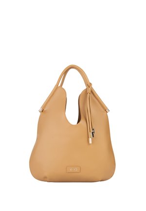 Borsa in pelle color cuoio con doppi manici, nappine decorative e una piccola targhetta metallica con la scritta "V°73" sul davanti.