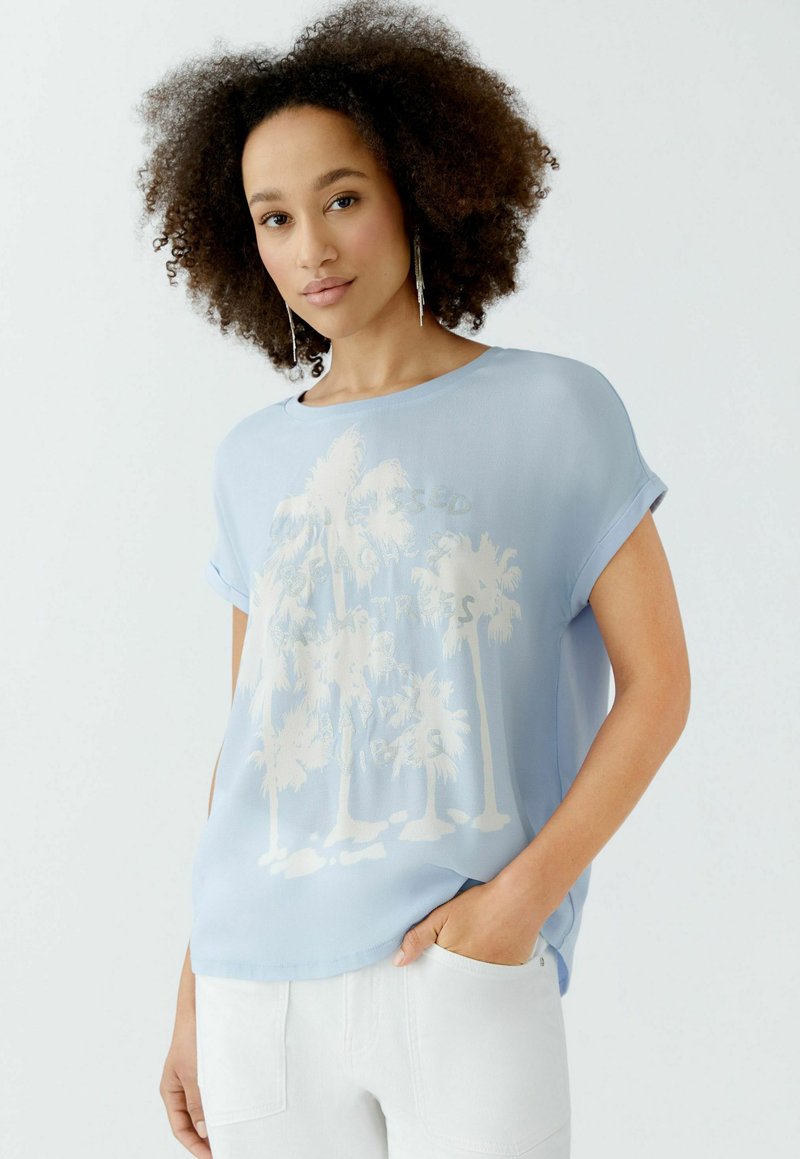 Helles blaues T-Shirt mit kurzen Ärmeln und lässiger Passform, mit einem weißen Palmen-Graphic und Textdesign, aus glattem, leichtem Stoff gefertigt.