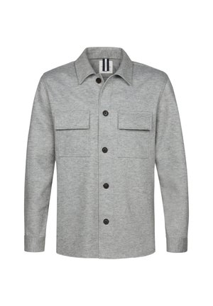 Camisa de botón gris hecha de tela suave, con dos bolsillos en el pecho, botones marrones y un diseño de cuello clásico.