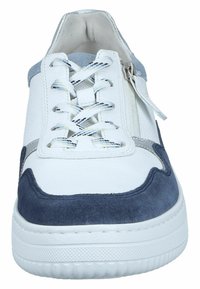 Witte en marineblauwe sneaker met een bovenwerk van leer en suede, voorzien van een vetersluiting en rits, een gestructureerde zool en contrasterende accenten.