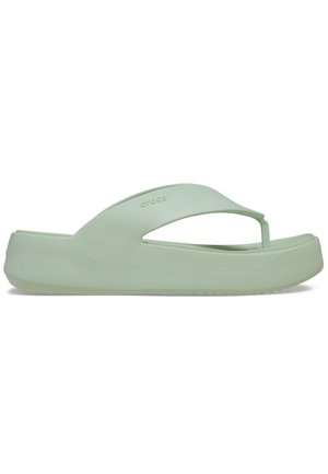 Tongs en caoutchouc vert avec une semelle épaisse et un design à lanière entre les orteils. Présente une texture lisse et un logo embossé sur le côté.