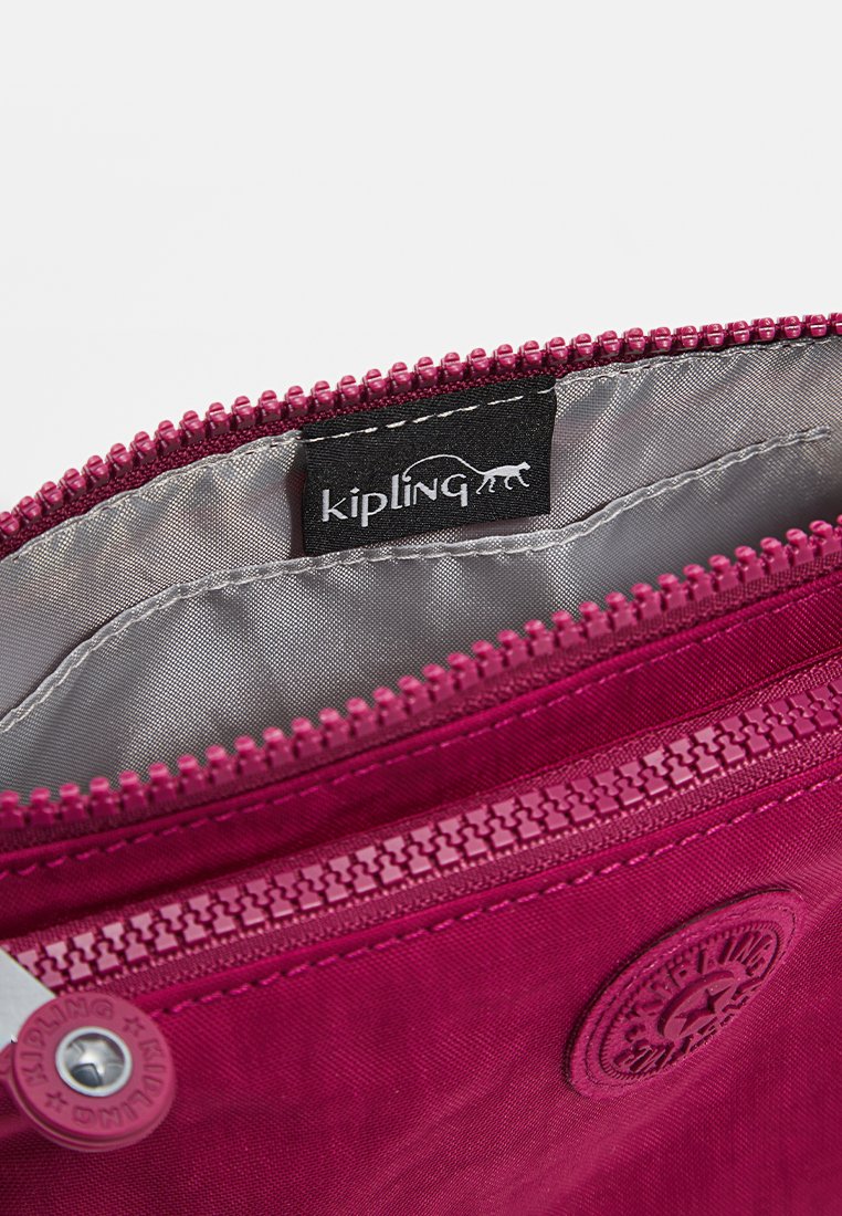 Pochette Kipling fucsia con interni grigi, chiusura a zip testurizzata e logo circolare in evidenza. Realizzata in tessuto resistente.