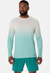 Långärmad träningströja i gradient teal, vit och ljusblå, med en texturerad övre del och Asics-logotyp. Slät tyg.