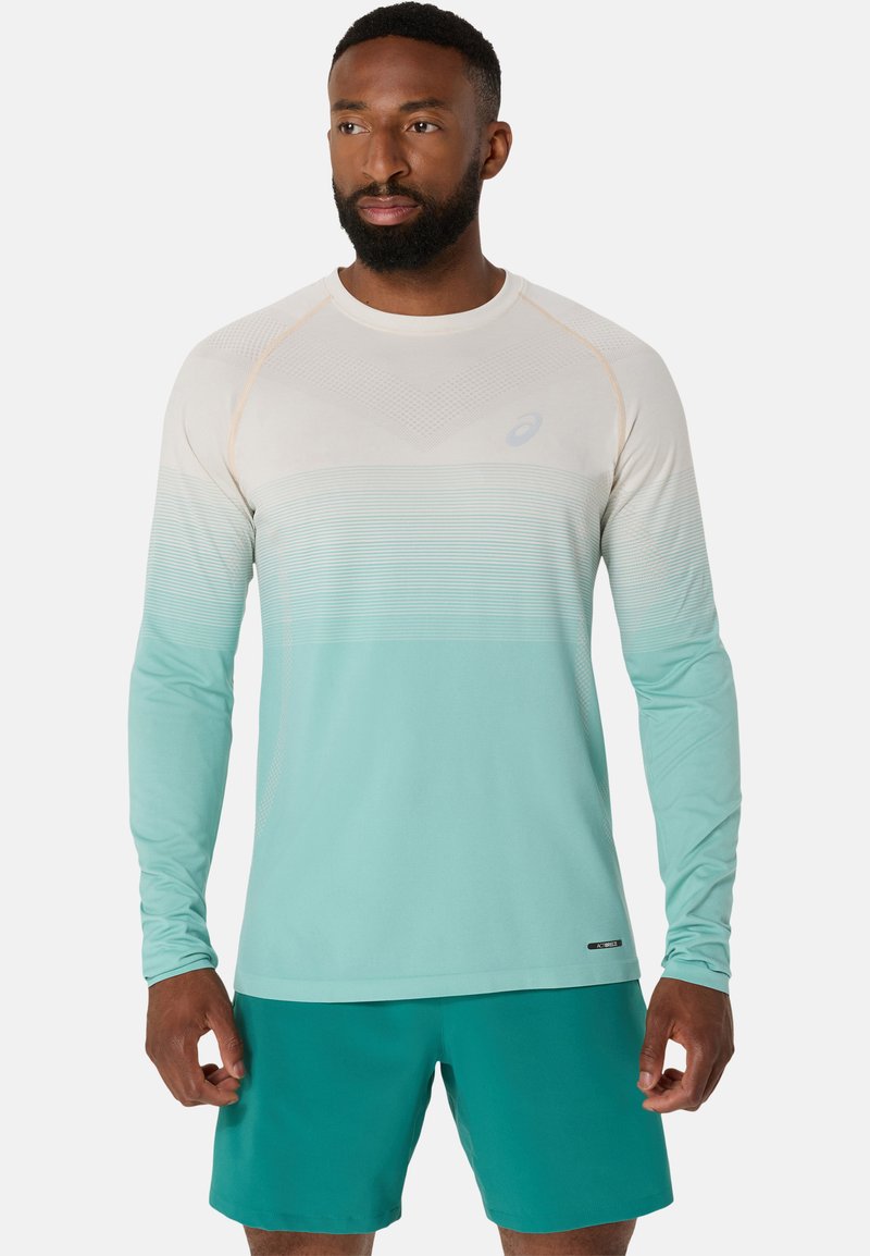 Långärmad träningströja i gradient teal, vit och ljusblå, med en texturerad övre del och Asics-logotyp. Slät tyg.