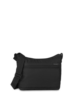 Sort crossbody taske med justerbar rem og forlommer med lynlås foran, kompakt rektangulær form, lavet af glat stof.
