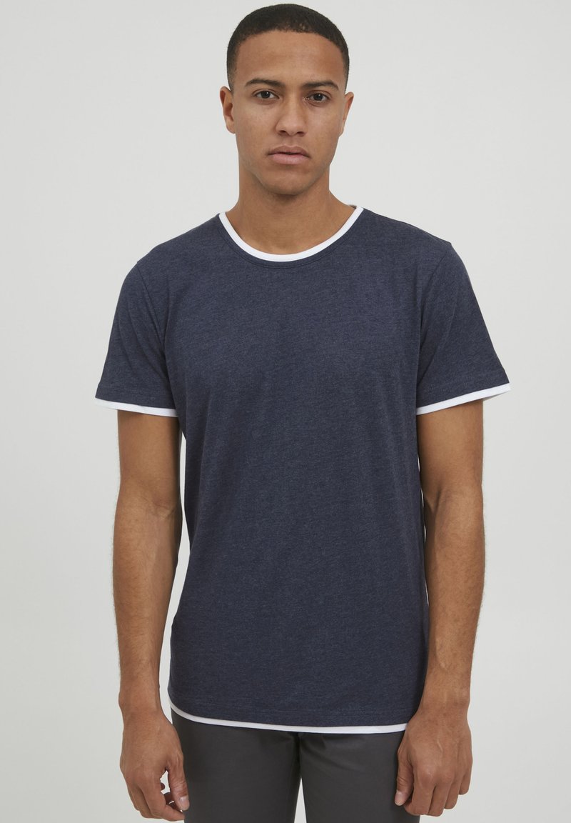 11 Project - PRVENANZIO - T-shirts basic - dress blues melange, Forstør