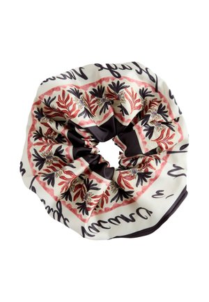 Stoff-Scrunchie mit rotem und schwarzem Blumenmuster auf cremefarbenem Hintergrund und schwarzem kursivem Text an den Rändern.