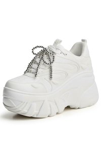 Vita klumpiga sneakers med en texturerad ovandel, dekorativa silverfärgade snören och en tjock plattformssula. Slät syntetisk material.