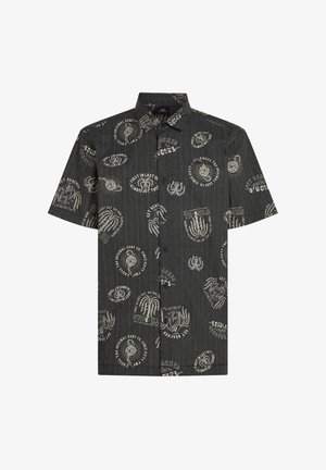 Korte mouw, knoopshirts in donkergrijs met een patroonontwerp en witte tekst en graphics, gemaakt van lichtgewicht stof.