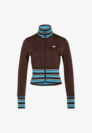 Chaqueta marrón con cremallera y cuello alto, con rayas verticales azules y negras en el dobladillo y los puños, y un logo en relieve.