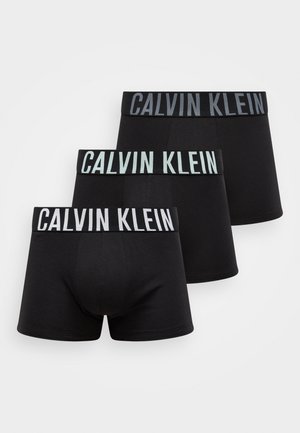 Tre par sorte boxer briefs med kontrasterende Calvin Klein logo-bånd i hvidt og lyseblå detaljer.
